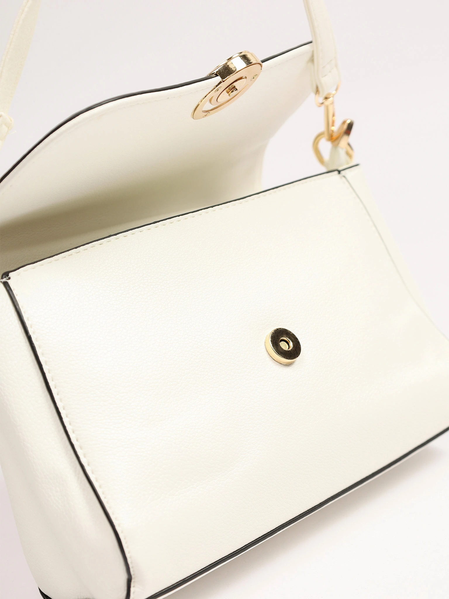 Сумка-кроссбоди с декоративной пряжкой в ассортименте